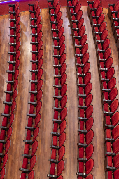 空荡荡的剧院红色座椅 - 股票照片图片下载