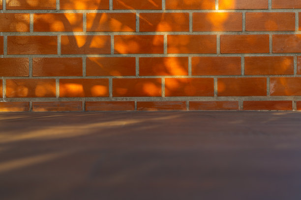 红砖墙的木地板背景，空荡荡的室内房间，旧红砖墙和木地板，可用作展示产品的工作室背景墙。留有文字和图片的空间。设计理念和风格。图片下载