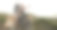 女孩、朋友们在山上徒步旅行时自拍，兴奋而快乐，做出和平手势，享受大自然。女性们开心地拍照作为个人资料照片，夏季冒险的徒步旅行或社交网络分享。图片下载