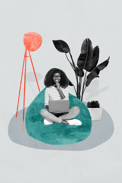 时尚艺术创意垂直照片拼贴，快乐的女商人自由职业者坐在豆袋椅上，使用笔记本电脑，旁边有台灯、光线和花盆，办公室环境。图片下载