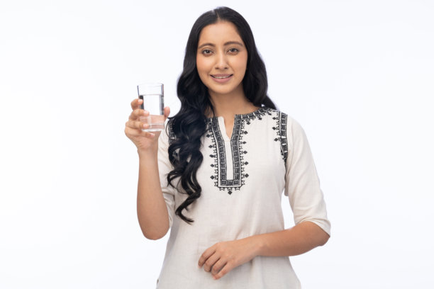 微笑女性手持水杯的肖像照片，背景为白色图片下载