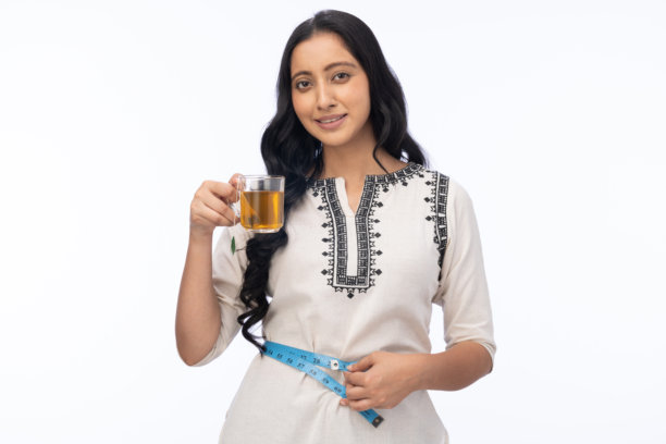 年轻女性在白色背景下喝绿茶的肖像照片图片下载