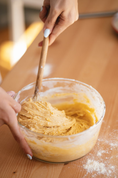 在玻璃碗中搅拌面糊的库存图片图片下载