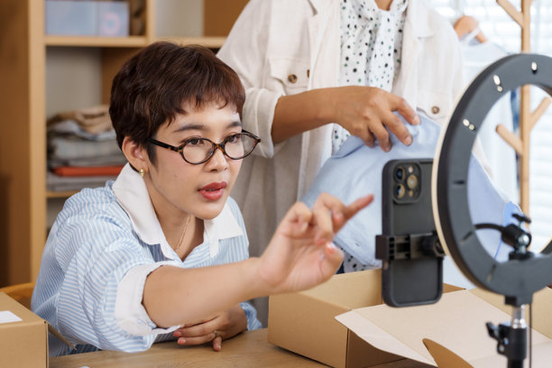 亚洲年长女性在写清单，成年女儿则在准备带品牌盒子的包裹，团队合作管理电子商务家庭商店，小型时尚企业在创意精品店中的合作。图片下载