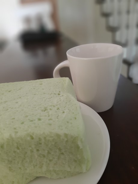 切片香兰面包的特写照片，旁边是一杯咖啡。图片下载