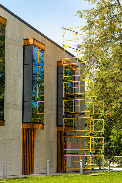 建筑附近的施工脚手架，竖直照片图片下载