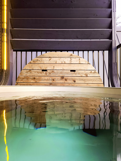 清澈干净的水字体。特写，竖直照片。图片下载