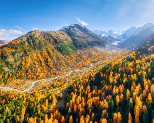 山谷的无人机视角。森林中间的河流。秋季的空中景观。阳光透过山脉。适合用作背景、壁纸或明信片的照片。图片下载