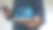 男子手持智能手机，显示6G全息图，展示智能城市、无线信号和齿轮图标。移动技术、高速互联网、物联网、创新和下一代网络的概念。图片下载