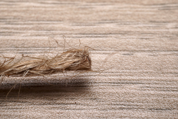 木桌上放着椰子纤维绳的照片图片下载