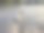 一张宁静的照片捕捉到一只优雅的白天鹅在平静的湖面上悠然漂浮，优美的倒影在水中清晰可见，天鹅面向右侧。图片下载