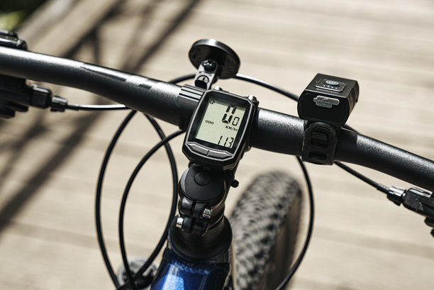 山地自行车把手特写，配有数字速度计和骑行配件，户外运动与健康生活方式概念图片下载