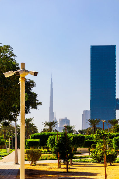 迪拜照片框。最大的金色照片框。人们在迪拜扎比尔公园的建筑地标和高观景台旁走过。图片下载