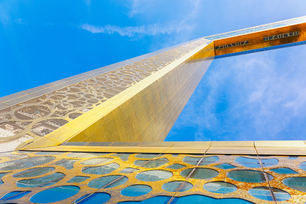 迪拜照片框。最大的金色照片框。人们在迪拜扎比尔公园的建筑地标和高观景台旁走过。图片下载