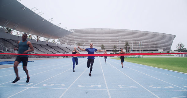 在赛道上奔跑，终点线和健身，挑战和马拉松获胜者。比赛、训练和竞赛成功，运动员在体育场取得成就。图片下载