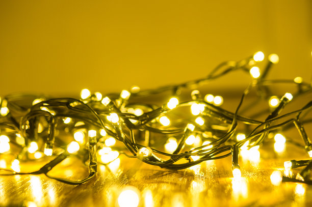 圣诞树金色灯光的细节照片图片下载