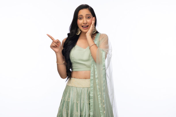 美丽女性在排灯节庆祝中穿着传统服装的照片，背景为白色。图片下载