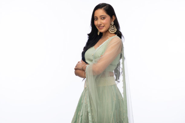 美丽女性在排灯节庆祝中穿着传统服装，背景为白色的照片图片下载