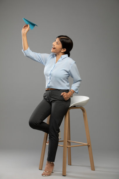 印度女商人扔纸飞机的股票照片。图片下载