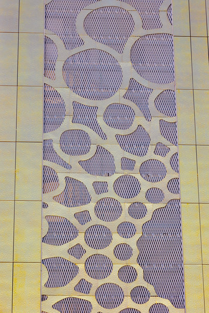 迪拜照片框。最大的金色照片框。人们在阿联酋迪拜扎比尔公园的建筑地标和高观景台旁走过。图片下载