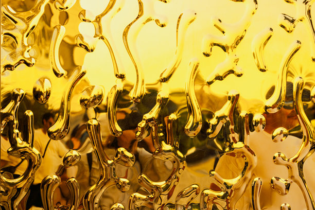 迪拜照片框。最大的金色照片框。人们在阿联酋迪拜扎比尔公园的建筑地标和高观景台旁走过。图片下载