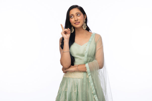 美丽女性在排灯节庆祝中穿着传统服装，背景为白色的照片图片下载