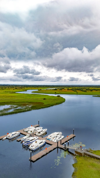 香农河和爱尔兰乡村风景的航拍无人机视图，带有度假河船的小码头，位于爱尔兰奥法利县，竖版图片图片下载