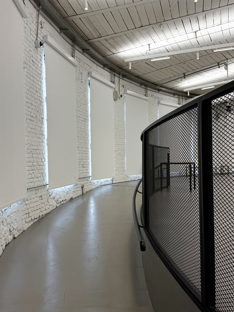 无障碍坡道上的自流平地面，适合行动不便的人士。无障碍环境设计理念。手持移动照片，选择性对焦，非人工智能。图片下载