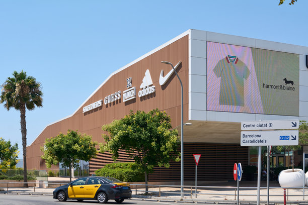 时尚和运动品牌标志在外立面上图片下载