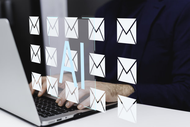 裁剪的图片显示一位商人在办公室的工作场所使用笔记本电脑打字。图片下载