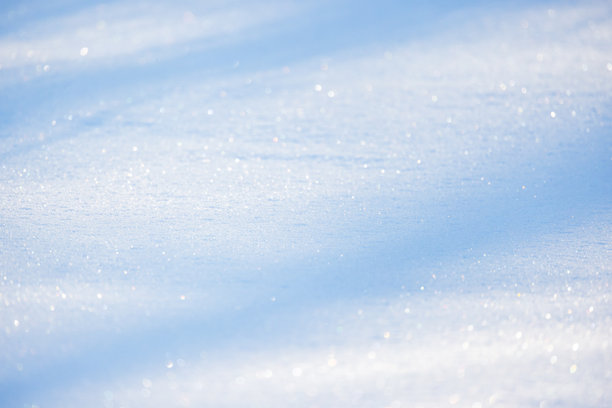 在阳光下闪耀的闪亮雪花。自然背景照片图片下载