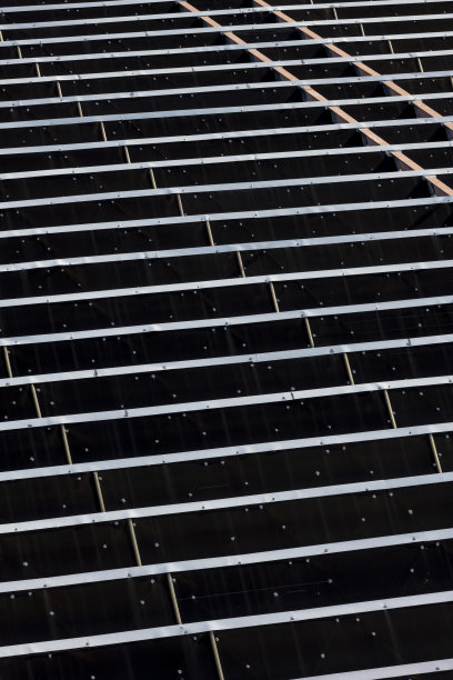 建筑屋顶上的太阳能电池板库存照片图片下载
