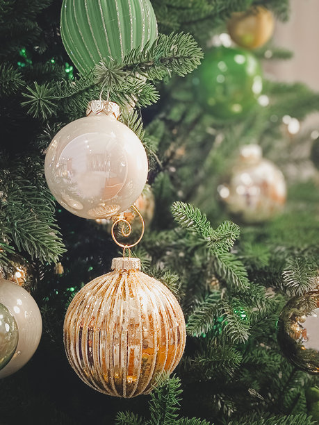 装饰着玩具和球的绿色新年树。圣诞背景。竖版照片。图片下载