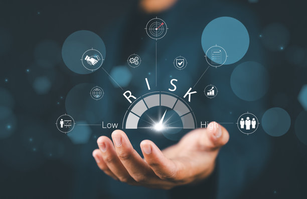 风险管理与评估概念。一名男子手持数字风险计，周围有代表风险管理与评估各个方面的图标，指示不同的风险等级。图片下载