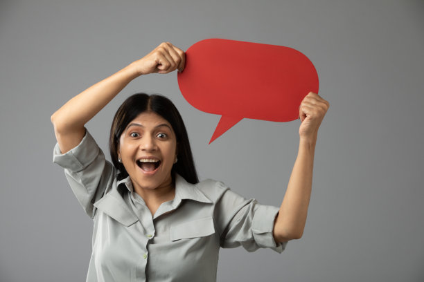 兴奋的年轻女性展示空白广告牌的库存照片。图片下载