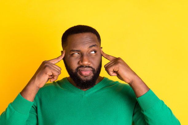 思考中的男人在明亮的黄色背景下凝视空白空间，灵感乍现的肖像照片图片下载