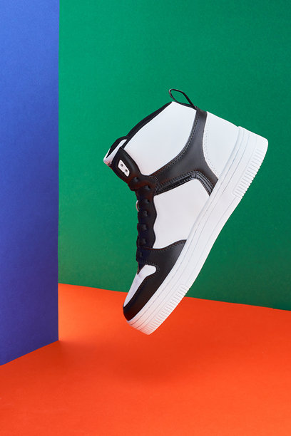时尚运动鞋在彩色背景上。适合散步的时尚女鞋。可供出售的时尚极简主义照片。悬浮鞋。图片下载