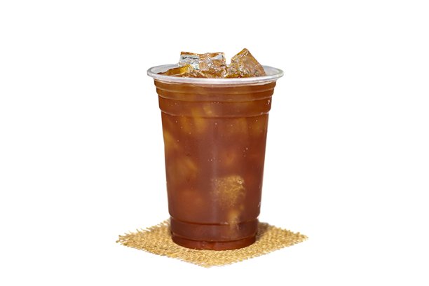 冰美式咖啡放在麻袋上，白色背景，孤立的照片风格。图片下载