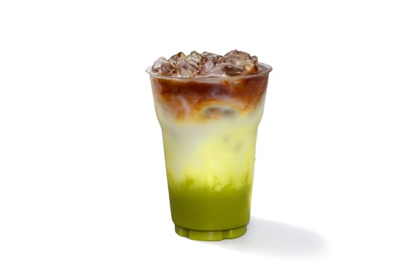 咖啡与抹茶冰绿茶混合，放在白色背景上，孤立的照片风格。图片下载