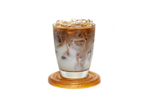 在白色背景上，木质盘子上盛放的冰拿铁咖啡，概念独立照片。图片下载