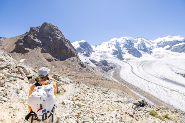 登山者拍摄雪山冰川的照片图片下载
