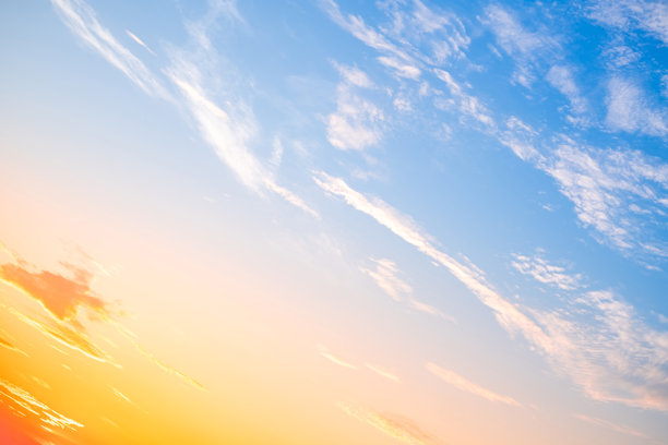 美丽奢华的柔和渐变橙金色云彩和阳光映照在蓝天上，完美适合作为背景，拍摄于黄昏时分，清晨，超大尺寸，高分辨率风景照片图片下载