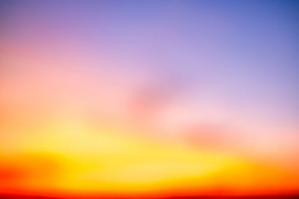 美丽奢华的柔和渐变橙金色云彩和阳光映衬在蓝天上，完美适合作为背景，拍摄于黄昏时分，黄昏，超大尺寸，高分辨率风景照片图片下载