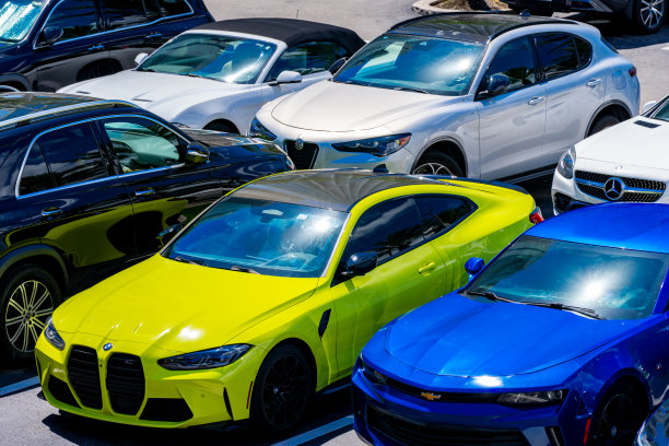 一辆霓虹黄色的宝马跑车的航拍照片图片下载