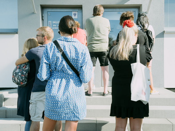 2025年8月23日，波兰佐里。人们在二手服装店外排队，店面上挂着“Tania Odzież”的招牌，零售和消费行为的编辑照片。图片下载