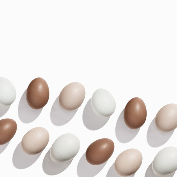 自然鸡蛋重复图案，米色和棕色的鸡蛋在阳光下投下阴影，创意食品布局。极简复活节假日概念，俯视静物照片，流行几何图案。图片下载