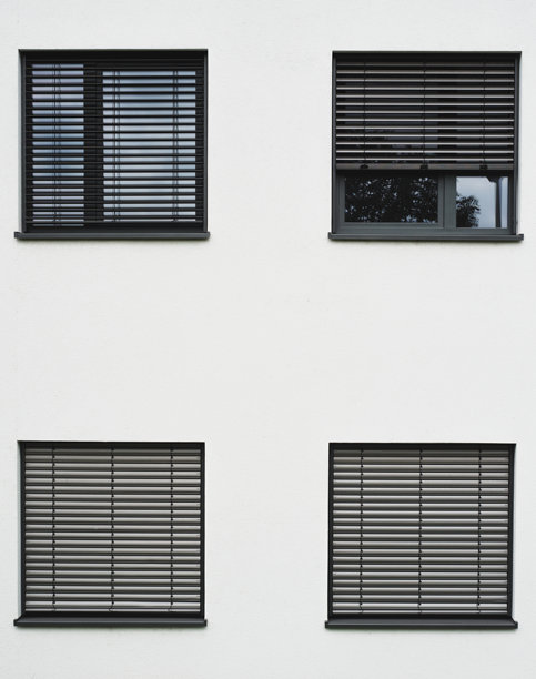 白墙上四扇窗户的对称照片图片下载