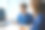 男性医生通过电脑屏幕向女性患者解释健康扫描结果。诊断、健康科技、医疗咨询的概念。图片下载