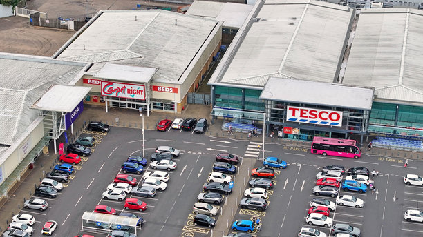 新镇阿贝安trim的特易购超市、地毯商店、库里电器和贸易点的航拍照片图片下载