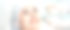 美丽女性在水疗中心进行面部护理。健康女性的面部涂抹护肤霜。护肤霜广告，抗皱、婴儿般的肌肤、美白、保湿、收缩毛孔精华、年轻化。图片下载